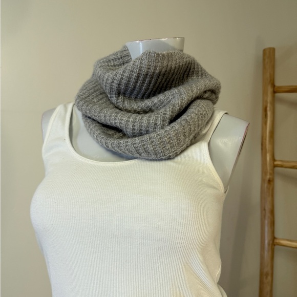 Nevin 100% Cashmere Tube Infinity Scarf Gator Grey Ribbed NWT - Picture 1 of 3